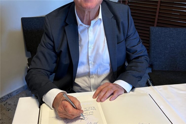 Ortsvorsteher Richard Lindner trägt sich ins Goldene Buch der Stadt Walldorf ein