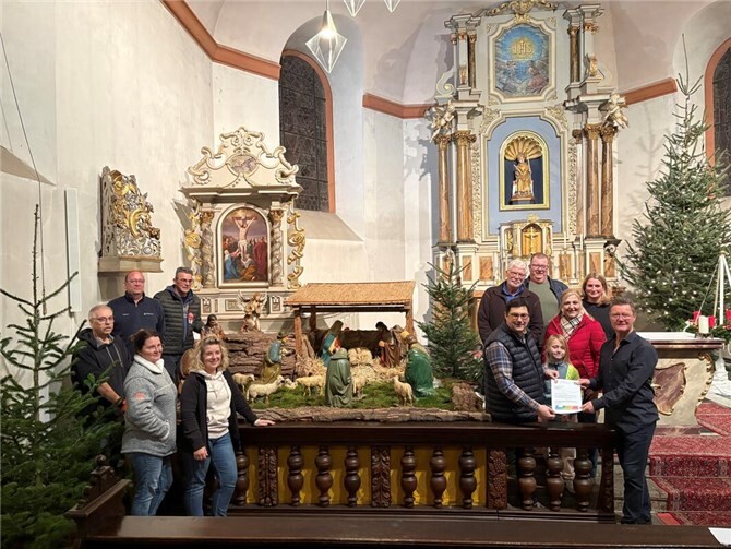 Ortsvorsteher Richard Lindner übergibt die Spende an Jürgen Ritter vom Verein Kirche in Bad Neuenahr e. V. sowie dem Bürgerverein Beul. Foto: privat