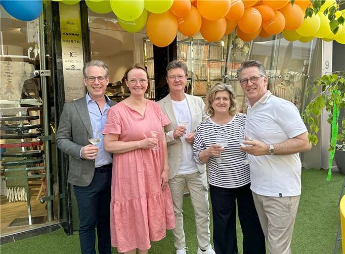 Ortsvorsteher Richard Lindner und sein Stellvertreter David Bongart sowie die Innenstadtkümmererin Ellen Tappe nutzten die Gelegenheit und gratulierten dem Dreams-Team herzlich zum Jubiläum. Foto: privat