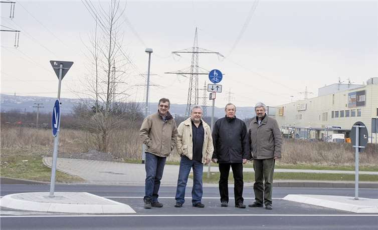 Ortsvorsteher Rudolf Meid zusammen mit der F/B/G-Fraktion im Ortsbeirat an der Querungshilfe.privat