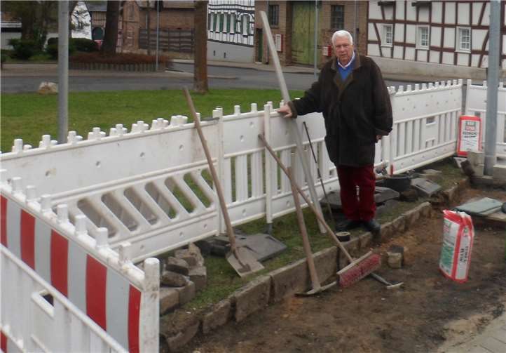 Ortsvorsteher Siegfried Schwaner an der Baustelle. privat