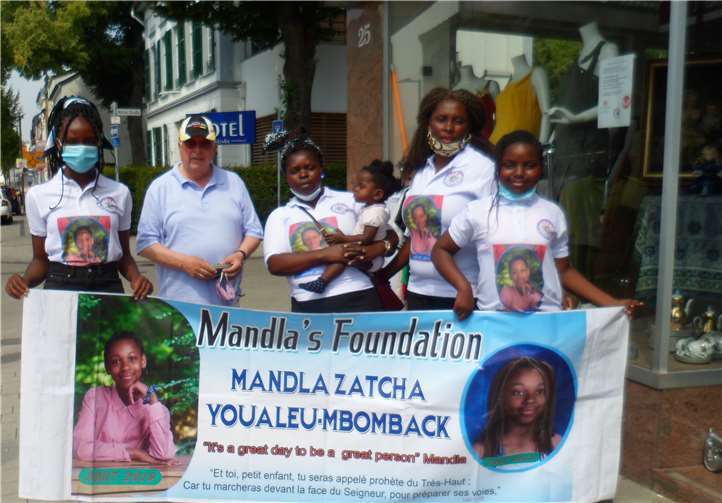 Ortsvorsteher Siegfried Schwaner, begegnet Menschen aus Kamerun. Rechts im Bild Sprecherin der Gruppe Brigitte Zatcha.Foto: privat