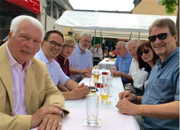 Ortsvorsteher Siegfried Schwaner besuchte vergangenen Sonntag u.a. mit den Kreistagsabgeordneten Raimund Schink und Joachim Kühlwetter den Tag der offenen Tür der Feuerwehr Lüftelberg. Weiter auf dem Bild (im Uhrzeigersinn) Katja Kroeger, Michael Sell, Raimund Schink; Ludwig Mauel, Sabine und Rainer Friedrich.privat