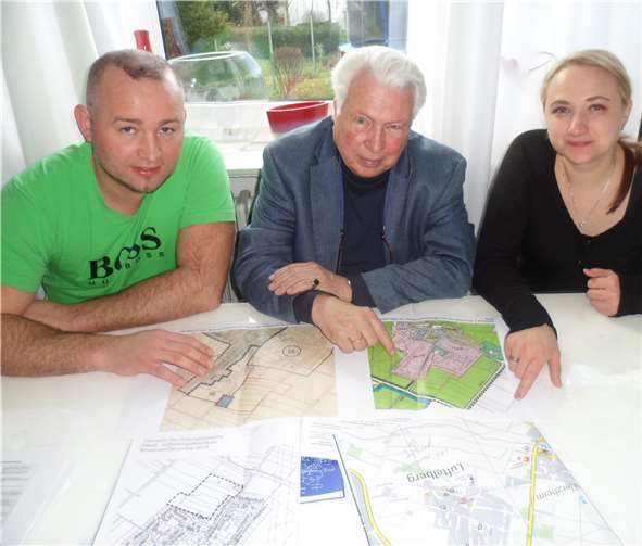 Ortsvorsteher Siegfried Schwaner erläutert Familie Minich den Standort des geplanten Baugebietes. Foto: privat