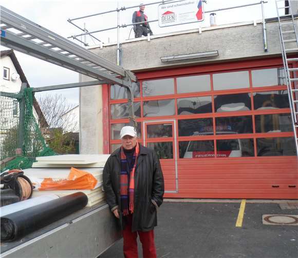 Ortsvorsteher Siegfried Schwaner freut sich über die erfolgreiche Dachsanierung am Lüftelberger Feuerwehrhaus.Foto: privat