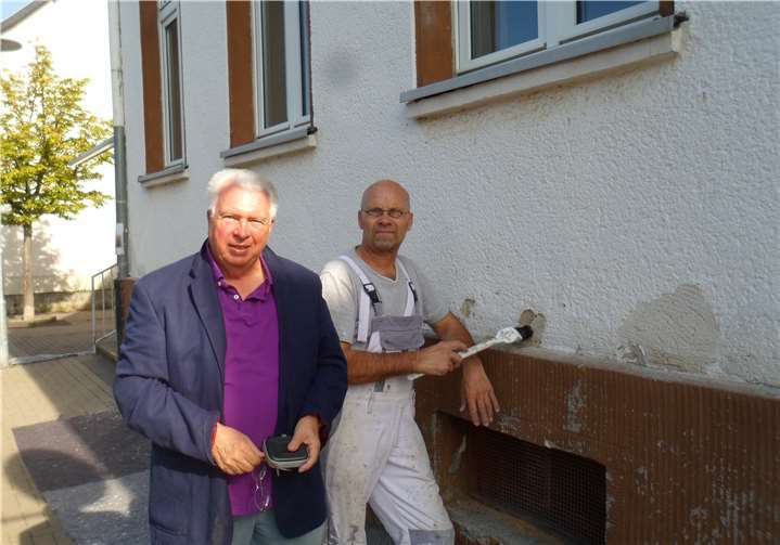 Ortsvorsteher Siegfried Schwaner lässt sich Fortgang der Arbeiten erläutern. privat