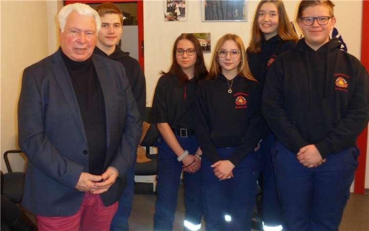 Ortsvorsteher Siegfried Schwaner mit Kameradinnen und Kameradeninnen der Jungendfeuerwehr Lüftelberg. Foto: privat