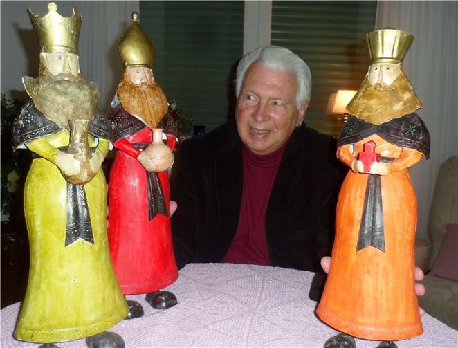 Ortsvorsteher Siegfried Schwaner mit den Heiligen Drei Königen als Sterndeuter ist sich sicher: „Der Weihnachtsmarkt steht unter einem guten Stern!“privat