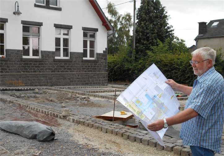 Ortsvorsteher Siegmar Stenner überzeugt sich persönlich vom Fortgang der Arbeiten am Dorfplatz. René Marx/Stadt Mayen