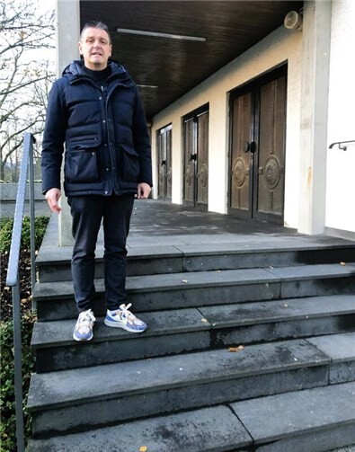 Ortsvorsteher Stefan Kneib besuchte die Helfer vor Ort, überzeugte sich persönlich vom Zustand der Treppe und würdigte das Engagement. Foto: privat