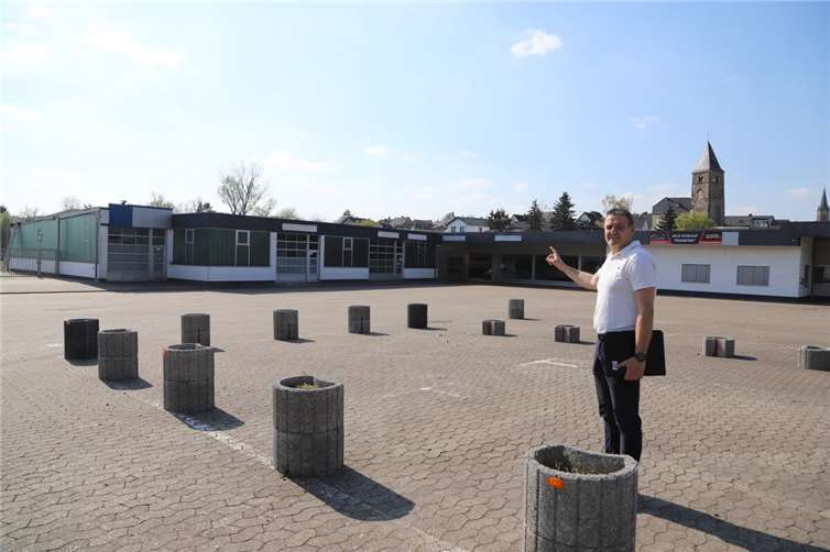 Ortsvorsteher Stefan Kneib erläuterte die geplanten Maßnahmen am ehemaligen Ibald Firmengelände. Foto: WAMFO.DE