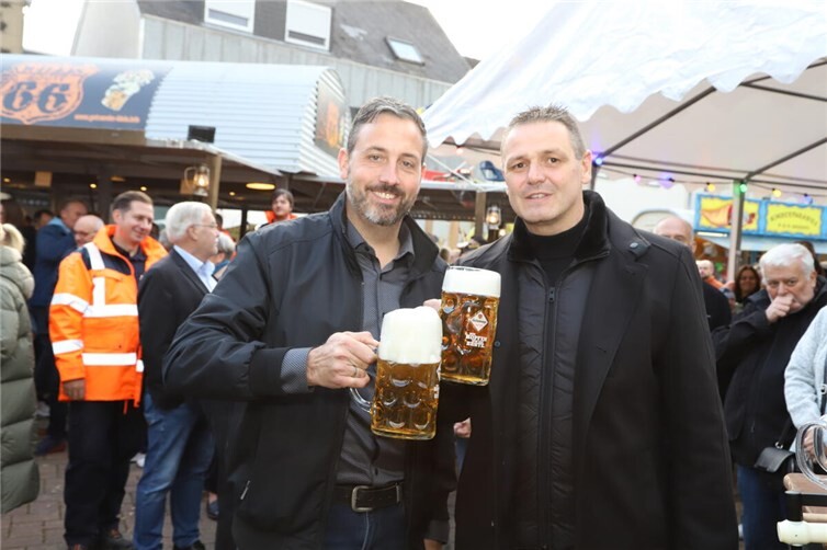 Ortsvorsteher Stefan Kneib und Oberbürgermeister Christian Greiner beim Faßanstich.