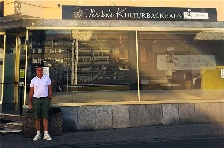 Ortsvorsteher Stefan Kneib vor der ehemaligen Bäckerei mit Postfiliale. Foto: Stefan Kneib