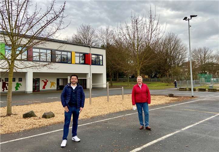 Ortsvorsteher Thomas Roos gemeinsam mit Bürgermeisterin Ulrike Mohrs.Foto: Ortsverwaltung Rübenach