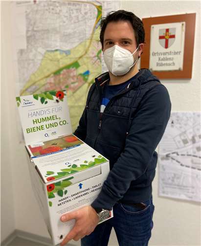 Ortsvorsteher Thomas Roos mit der Handysammelbox.Foto: privat