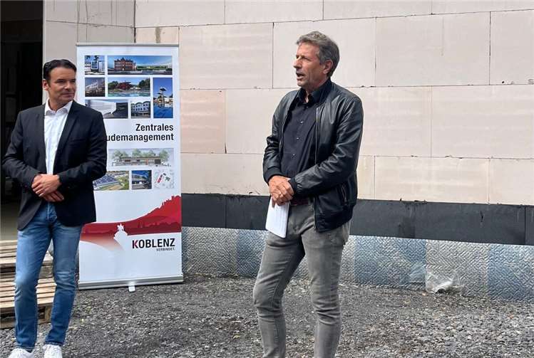 Ortsvorsteher Tim Michels und Architekt Jürgen Heyer bei den Ansprachen zum Richtfest des Dorfgemeinschaftshauses Arenberg/Immendorf.  Fotos: Stadt Koblenz/Kim Köhler