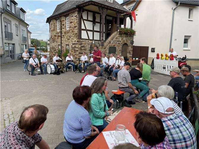 Ortsvorsteher Ulrich Stieber richtete seine Worte an die Helfer. Foto: ROB