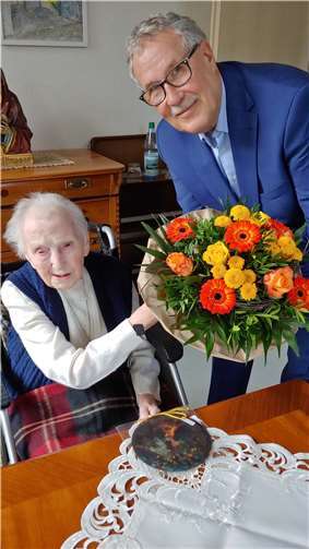 Ortsvorsteher Wilfried Humpert gratulierte der Jubilarin. Foto: privat