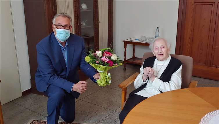 Ortsvorsteher Wilfried Humpert überbrachte der Jubilarin Glück- und Segenswünsche. Foto: privat