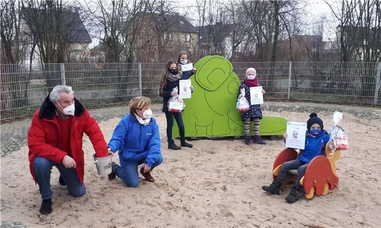 Ortsvorsteher und Glücksfee Rolf Münch zieht die glücklichen Gewinner aus dem Topf von Präsidentin Roswitha Born. Foto: privat