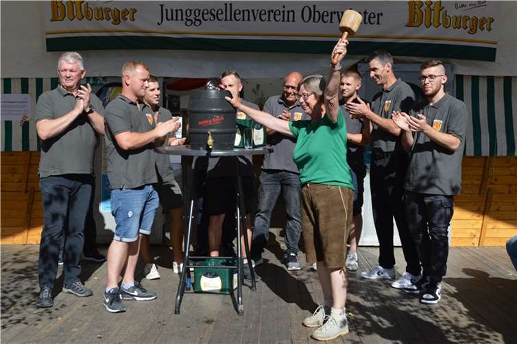 Ortsvorsteherin Angela LInden-Berresheim mit den Junggesellen nach dem gelungenen Fasstanstich.