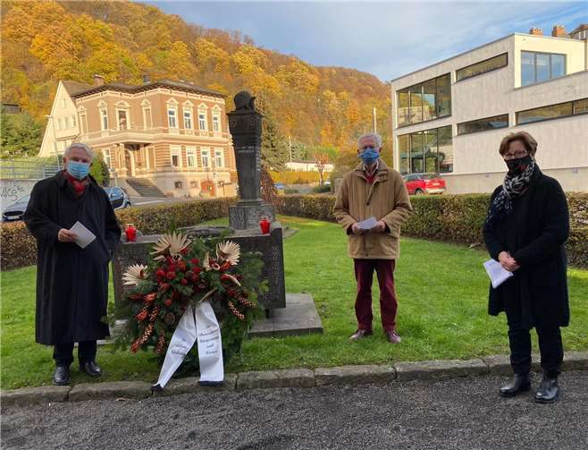 Ortsvorsteherin Angela Linden-Berresheim, Pfarrer Michael Schankweiler von der ev. Kirchengemeinde und Gotthard Oppenhäuser. Foto: privat