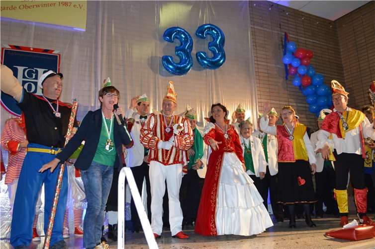 Ortsvorsteherin Angela Linden-Berresheim proklamiert das Prinzenpaar.