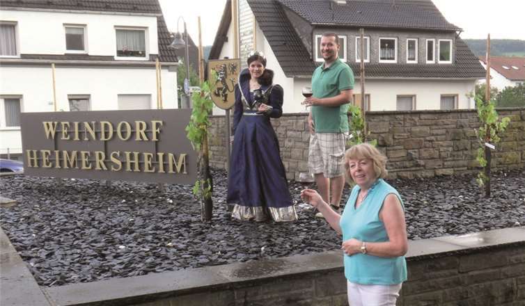 Ortsvorsteherin Angelika Lüdenbach (vorne), Weinkönigin Vanessa Sion und Ortsbeiratsmitglied Christoph Scheuer nahmen die neue Gestaltung in Augenschein. privat