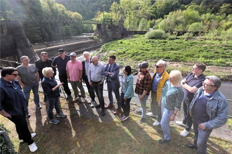Ortsvorsteherin Christine Neuer erläutert den Mitgliedern der Bündnis-Fraktionen den aktuellen Stand in Sachen marodes Stauwehr in Altwied und macht deutlich, dass auch die Natur und die Tierwelt unter der Situation massiv leidet. 