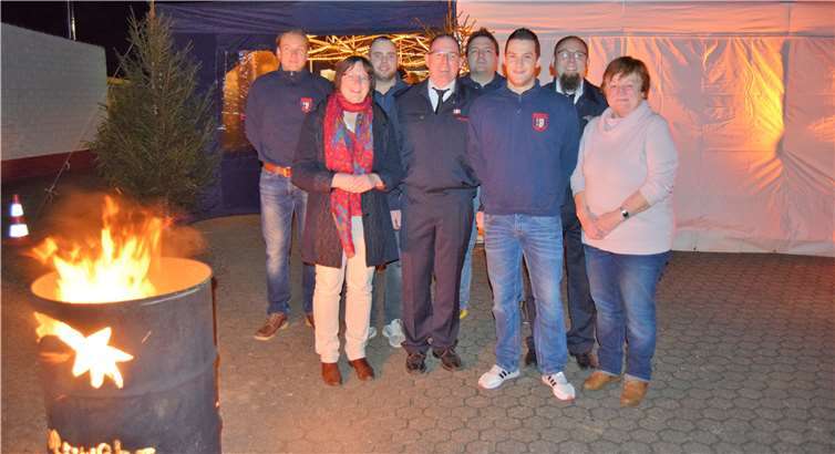 Ortsvorsteherin Elisabeth Kümpel (re.) und Gisela Hein (li.)mit den Feuerwehrkameraden am Weihnachtsfeuer. Fotos: -EICH-