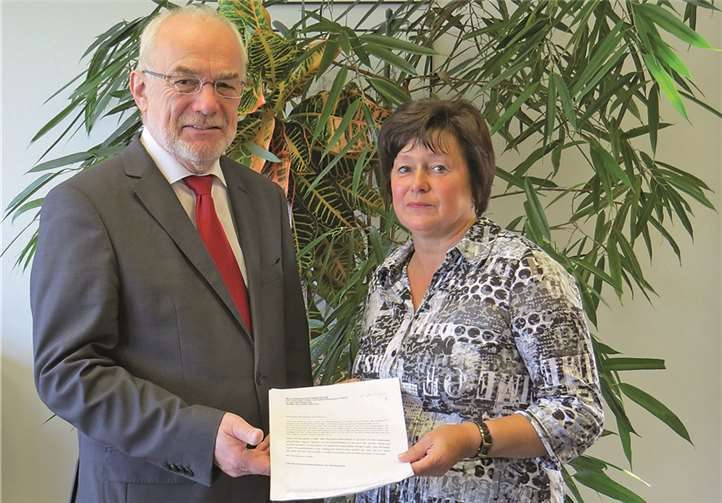 Ortsvorsteherin Gabriele Hartenfels war kürzlich bei Oberbürgermeister Nikolaus Roth zu Gast, um das Begehren der Initiative im Rathaus vorzustellen. privat