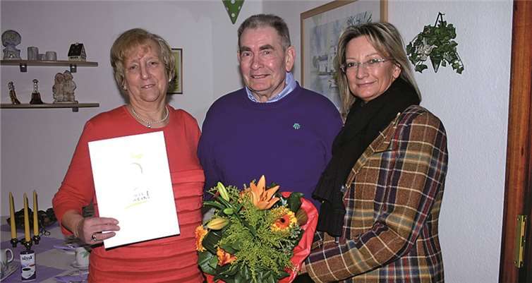 Ortsvorsteherin Silvia Mühl gratuliert dem Jubelpaar Wetekam.RÜ