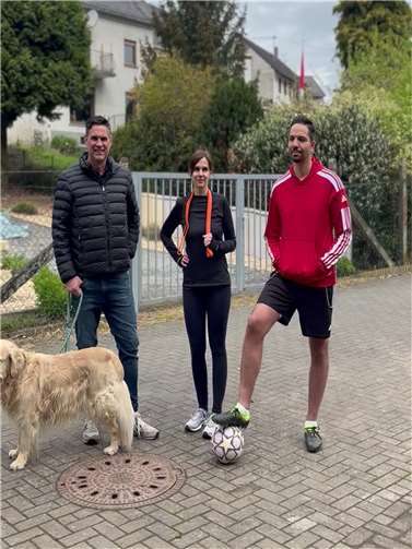 Ortsvorsteherkandidat Oliver Lescher, Sabine Petersen-Tomaschoff und Sammy Labidi am Eicher Bolzplatz Das Bild darf frei verwendet werden. Foto: Dani Schlaus