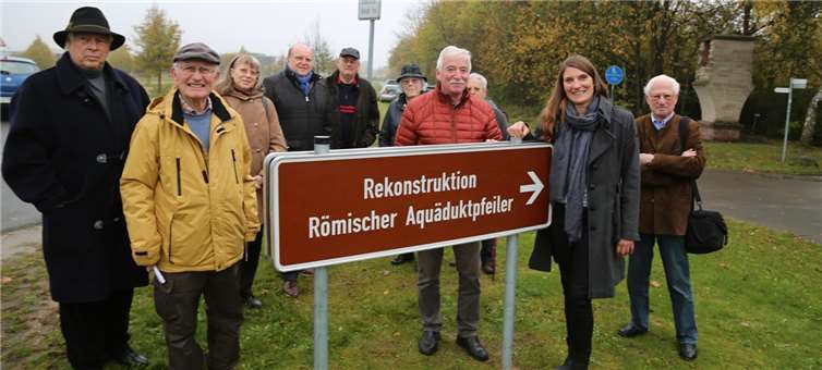 Ortsvorsther Siegfried Schwaner und Marion Lübbehüsen von der Stadt Meckenheim weihten den neuen Vorwegweiser mit vielen Besuchern ein.StF