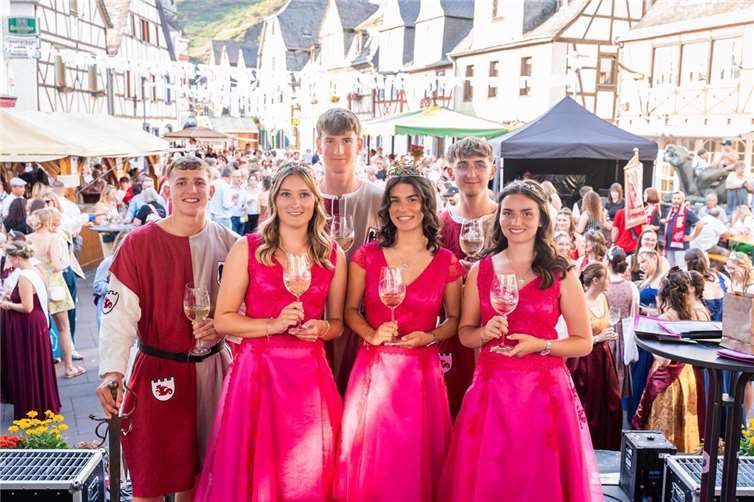 Neue Weinkönigin wurde Christina Reif Ortsweinkönigin Christina Reif mit ihren Prinzessinnen Anna Uhl und Anna Zerwas sowie die Burggrafen Jannis Schneider, René Neisius und Carsten Dötsch sind die neuen Repräsentanten.