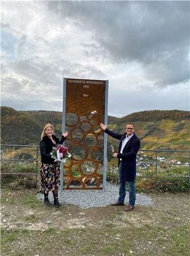Ortsweinkönigin Emily Bäcker, Mayschoß und Frank Schulz, Leiter der Abteilung Kommunikation, Deutsches Weininstitut GmbH nach der Enthüllung der Stele „Schönste Weinsicht der Ahr 2020“.