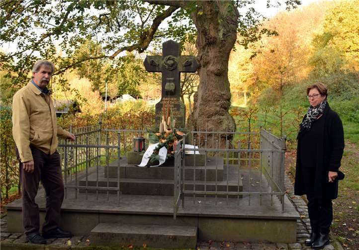 Ortvorsteherin Angela Linden-Berresheim und der Geschäftsführer des St. Josefs-Vereins Bandorf Reiner Odenthal beim Ehrenmal. Foto: privat