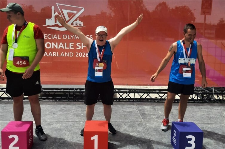 Oskar (Mitte) bei der Siegerehrung der 100m