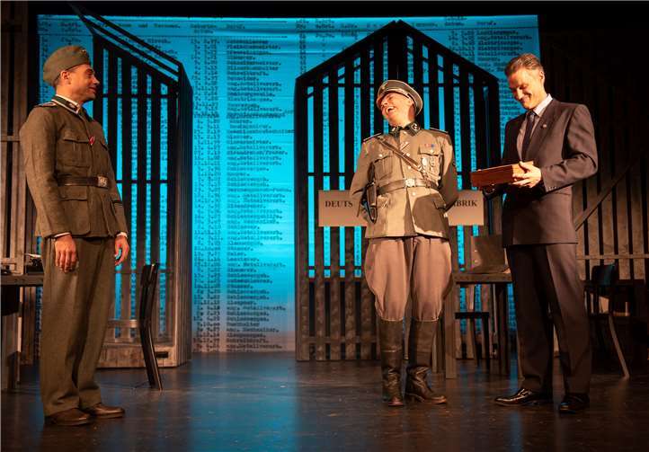 Oskar Schindler besticht den Lagerkommandanten,um Juden vor der Vernichtung zu retten.