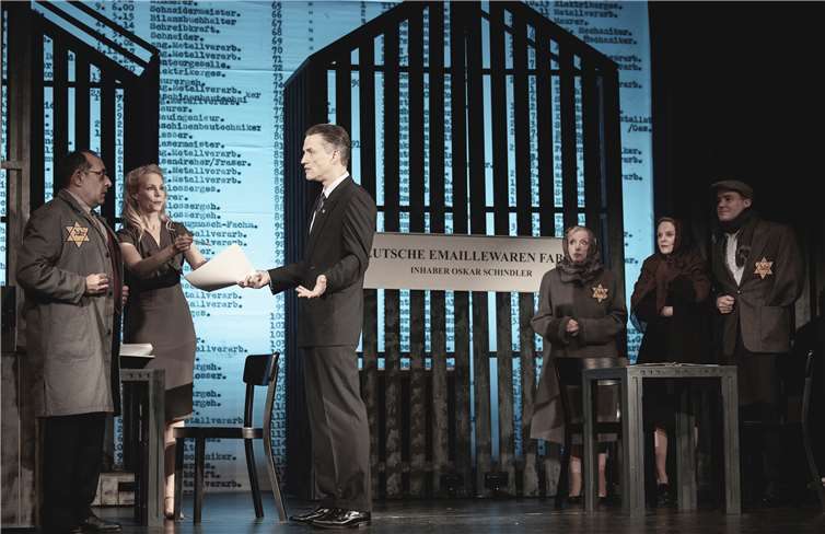 Oskar Schindler nimmt auf Anratenvon Abraham Bankier jüdische Arbeiter auf.