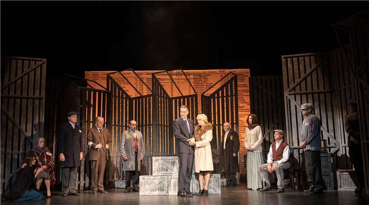 Oskar und Emilie Schindler bewahrten mehr als 1000 Juden vor der Vernichtung. Zum Kriegsende stehen „seine“ Arbeiter auch zu ihm, denn jetzt droht im als Mitglied der NSDAP die Rache der Aliierten. Fotos: Schlosstheater