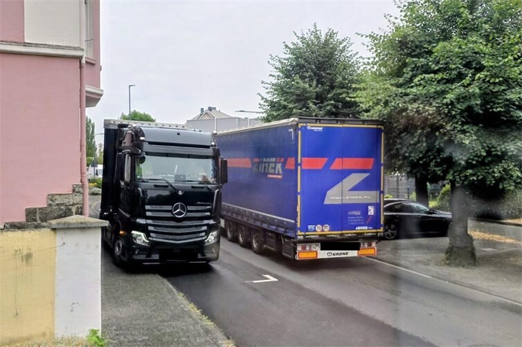 Ostallee LKW Gegenverkehr im Einbahn Dilemma