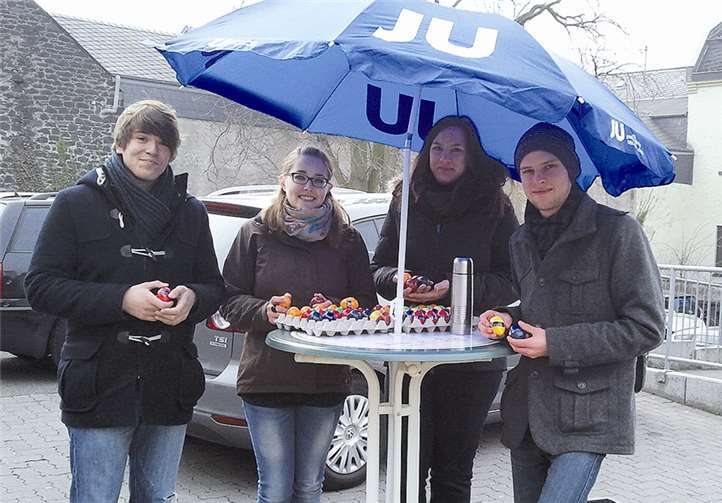 Ostereier mit JU-Aufklebern erwarteten Bürgerinnen und Bürger vor dem Rewe-Markt. Privat