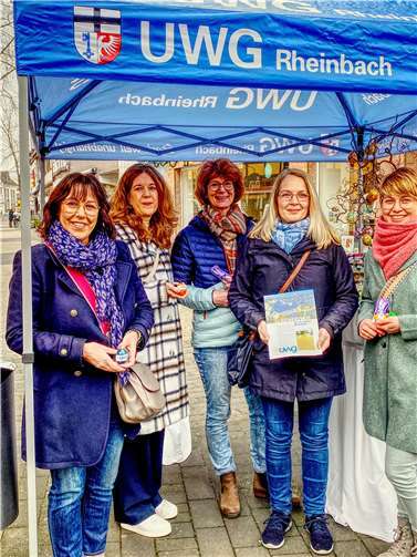 Ostereier und Schokoladenhasen gab es am Stand der UWG am Samstag vor Ostern in der Weiherstraße.  Foto: UWG Rheinbach