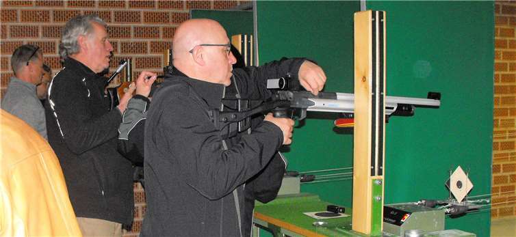 Ostereierschießen – beliebter Spaß für Alt und Jung.privat