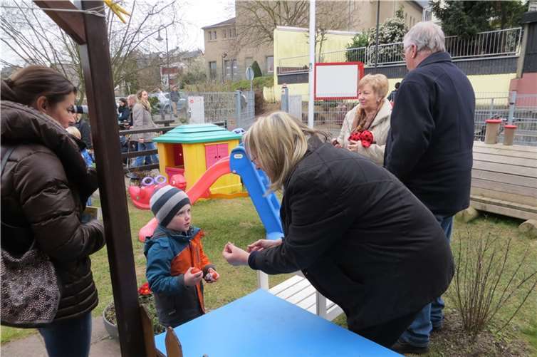 Ostereiersuche im Garten der Kindertagesstätte.