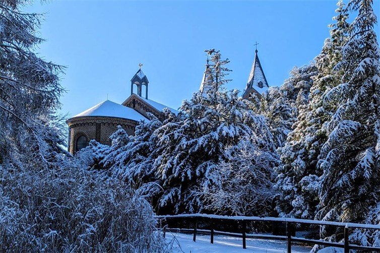 Ostergarten mit Blick auf Pfarrkirche St. Nikolaus Koblenz-Arenberg