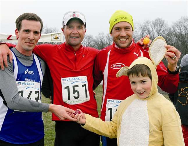 Osterhase Luca Schikalla gratulierte den Siegern.