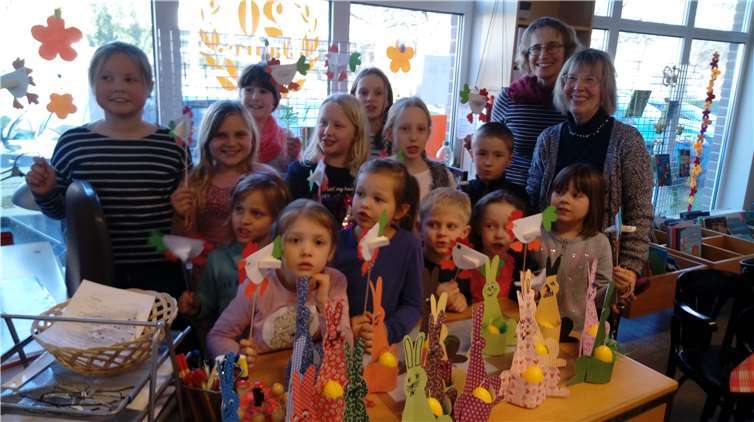 Osterhasen, Hühnchen und zufriedene Bastelkinder mit den KÖB-Mitarbeiterinnen Stephanie Oeser und Mechthild Habeth.privat