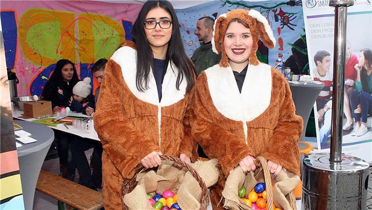 Osterhasen versorgten die Besuchermit bunt bemalten Ostereiern.